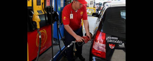 El bolsillo le pone un filtro a la gasolina extra | Jaime Pérez | Varios isleros consultados están de acuerdo en que cada vez son más los vehículos que consumían gasolina extra y que se pasaron a la corriente.