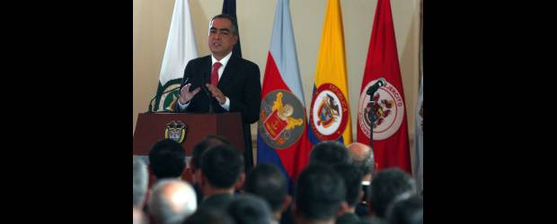 Seguridad del país tiene un nuevo rumbo | Colprensa, Bogotá | La Política Integral de Seguridad presentada ayer por el ministro de Defensa Rodrigo Rivera busca "romper la inercia de los buenos resultados e imponerse nuevos retos que estén acordes con la realidad actual del país.