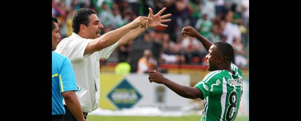 Goles, fiesta, emoción y... paso gigante | Juan Antonio Sánchez | El delantero Dorlan Pabón, figura del partido junto con Jairo Palomino, comparte su alegría con el técnico Santiago Escobar. Nacional viajará a Ibagué con dos goles de ventaja en su lucha por la final.