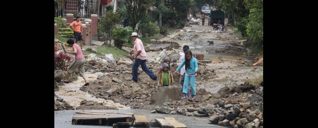 La Seca hizo ríos en calles de El Trianón | Hernán Vanegas | Toneladas de piedras y lodo corrieron la noche del lunes a lo largo de la calle 46E Sur en el barrio El Trianón, de Envigado. Después de una jornada muy difícil, con la luz del Sol, los habitantes se levantaron ayer para colaborar en las tareas de limpieza con el ánimo de retornar a la normalidad.