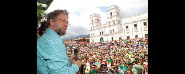 La renuncia de Mockus abre opciones para Petro | Archivo | Aunque se mueven en orillas ideológicas diferentes, la posible alianza entre Antanas Mockus y Gustavo Petro por la Alcaldía de Bogotá no parece tan lejana.