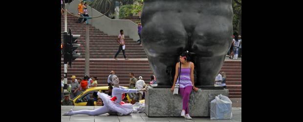 Clamor: ni una mujer menos | Henry Agudelo | El Parque Berrío, con las gordas de Botero, se convirtió en el mejor espacio para llevar a cabo la jornada de repudio contra los actos violentos cometidos hacia las mujeres. Disfrazadas de bailarinas danzaron en silencio para recordar a quienes han sido asesinadas.