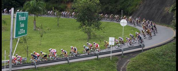 Sevilla se montó al potro de la Vuelta | Robinson Sáenz, Enviado Especial- Valle | Este es el comportamiento del lote de la Vuelta a Colombia-Gobernación de Antioquia en tierras llanas como las del Valle del Cauca. Una larga culebra de la que algunos tratan de escapar. Esto sucedió antes de acercarse a las montañas que ayer definieron el tramo a favor de Juan A. García, del GW-Shimano.