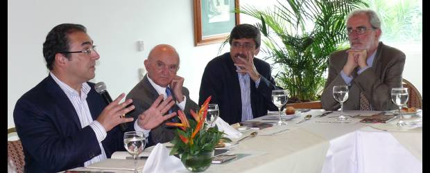 Pagan Cert mientras se define el Atpdea | Cortesia | En primer plano, el ministro de Comercio, Industria y Turismo, Sergio Díaz-Granados, con los empresarios Guillermo Valencia Jaramillo; Óscar Iván Zuluaga, presidente saliente de Fabricato y Juan Sebastián Betancur, presidente de Proantioquia. La reunión-almuerzo se cumplió en el Club Unión.