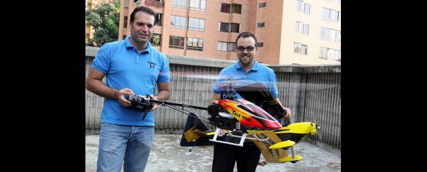 Aviones, que a su medida seducen el cielo | Julio César Herrera | Paulo Palacio y Juan Felipe Villegas son dos aficionados al aeromodelismo. Una lista básica, que no puede faltar a la hora de volar, y que ellos recomiendan: el control, el avión, la pila, el sánduche y la familia.