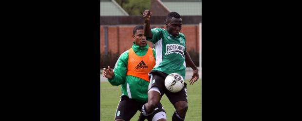 Lo que faltaba: otro clásico en el limbo | Archivo | Román Torres y Carlos Rentería, hombres que aparecen en la formación titular de Nacional para el partido frente al Medellín, mañana, en el que los verdes buscarán ratificar la clasificación a los octavos de final de la Copa Postobón.
