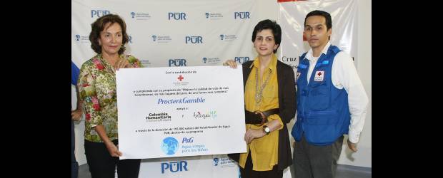 Agua pura para los damnificados | Juan Antonio Sánchez | María Eugenia Maya de Ramos (izquierda), primera Dama del departamento, junto a Sandra Leyva Lemarie, gerente de la planta de Procter & Gamble en Medellín y Julián Gómez, coordinador Operativo de la Cruz Roja en Antioquia.