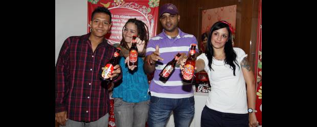 Ellos vistieron la nueva Paisa | Julio César Herrera | Luis Atehortúa, Lina Fernández, Jesús Emilio Vidal y Pamela Castillo fueron los ganadores del concurso para crear nuevas etiquetas para Pilsen.