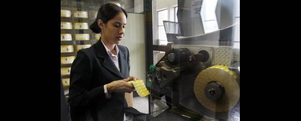 Mirar la estampilla le puede salvar la vida | Róbinson Sáenz | Una de los equipos para imprimir la Estampilla de Rentas se encuentra en la Gobernación. Allí se marcan con un código alfanumérico único, el cual se puede consultar por internet para verificar su legalidad.
