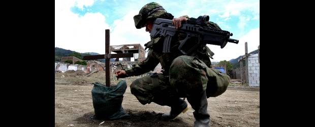 Toribío, epicentro de dolor y de un conflicto que no para | Manuel Saldarriaga, Enviado Especial, Toribío, Cauca | El sargento Luis Alberto Hernández murió a unos metros del lugar de la explosión de la chiva bomba cargada con 14 pipetas explosivas. Sus compañeros le hicieron un altar en el sitio donde quedó su cadáver el pasado 9 de julio.