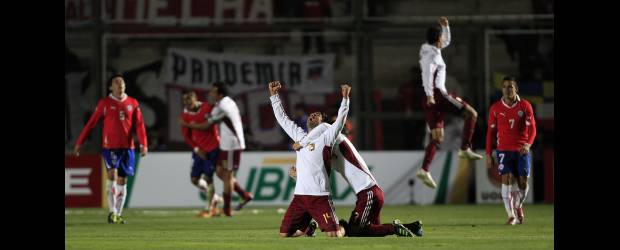La Copa loca | AP-San Juan, Argentina | El patriota Juan Manuel Seijas, conocido por la afición colombiana por su vinculación al Santa Fe, celebra con uno de sus compañeros la clasificación histórica de Venezuela a las semifinales de la Copa América.