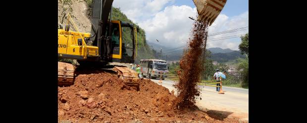 Y volvieron máquinas, polvo y sudor a Ancón-Primavera | Donaldo Zuluaga | Las imágenes muestran los sectores del puente de La Tablaza y El Ventilador, que han sido pasos críticos para los usuarios de la doble calzada. En ellos se concentró parte de la maquinaria al reanudarse ayer las actividades.