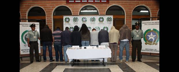 Cae una banda que clonaba tarjetas | Cortesía | Siete hombres y dos mujeres, integrantes de la banda "los Ñoños", dedicada al fleteo y clonación de tarjetas, fueron capturados por la Policía.