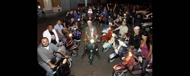 El amor tiene silueta de Vespa | Edwin Bustamante | Los integrantes del Vespa Club Medellín se reunieron para celebrar los doce años del club y recibir, al mejor estilo vespista, al italiano Ilario Lavarra quien lleva un año y dos meses recorriendo América en moto. Acompañados de amigos y de sus vehículos disfrutaron de una noche llena de amor por las Vespas.