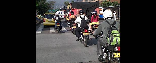 En la moto, Sebastián se gana la "papa" | Juan Carlos Valencia Gil Y Édison Duque | Arriba a la izquierda, Sebastián Gómez, el protagonista de la nota. Abajo, en su descenso por la avenida Bolivariana. Arriba a la derecha, motociclistas marcan su espacio entre los carros. Y abajo a la derecha, la forma extrema de llevar una lavadora en una moto, foto aportada por el tuitero Édison Duque, @duke822.