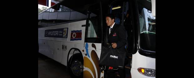 Calienta el ambiente mundialista | Julio César Herrera Y Edwin Bustamante | Ayer arribó a Medellín la delegación de Corea del Norte, que se instaló en el Hotel Intercontinental. Los norcoreanos vienen precedidos de su fama como potencia del balompié juvenil en Asia. De los coreanos no es mucho lo que se conoce en América, por lo que se espera con expectativa su actuación.