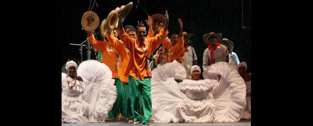 La Negra Noche fue lluvia y sabor | Jaime Pérez | En la fotografía, el grupo Sol Naciente, que con tamboras, alegres y gaitas le dieron el toque de folclor a la noche. Un nutrido grupo de bailarines pusieron la alegría sobre las tablas pese a que la lluvia fue inclemente.