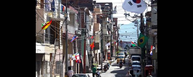 La vía mundialista le da más color a La Milagrosa | Donaldo Zuluaga | Las 24 banderas y los 18 balones le dan mucha más vida y colorido a la carrera 30 A del barrio La Milagrosa, donde siente mucho más el ambiente alrededor del Campeonato Mundial sub-20.