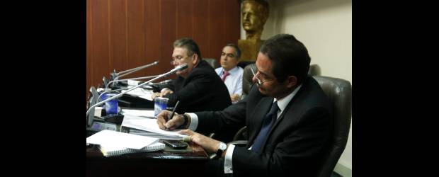 Algunos candidatos encontraron vías para evadir reforma | Christian Castillo, Colprensa | El ministro del Interior, Germán Vargas Lleras y el ministro de Defensa, Rodrigo Rivera; asistieron al debate sobre la seguridad electoral.
