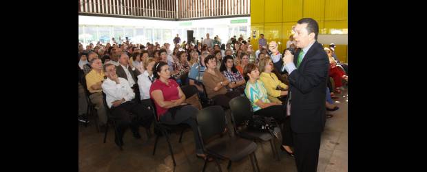 La cartera 180 de Proyectar se liquida | Hernán Vanegas | El contador Público, Jorge Alberto Corrales Montoya, en primer plano, presidió la asamblea de inversionistas de la Cartera Colectiva Escalonada Proyectar Factoring 180, que en Plaza Mayor reunió a más de 500 afectados.