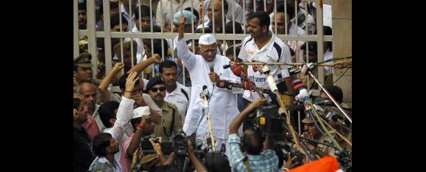 Hazare da la pelea al estilo Gandhi | Saurabh Das, Ap, Nueva Delhi - India | El activista indio Anna Hazare salió ayer entre ovaciones de sus seguidores del penal de Tihar, en Nueva Delhi, e inició una marcha de miles de personas hacia la explanada capitalina en la que continuará por 15 días su ayuno contra la corrupción. Los manifestantes estallaron de alegría cuando salió de prisión.