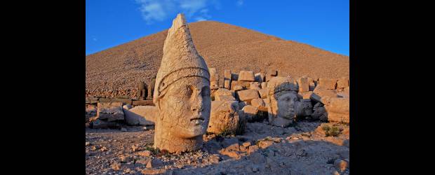 Monumentales esculturas de Nemrut van a museo turco | Paleoastronáutica.com | Nemrut es una montaña de 2.134 metros de altitud del sureste de Turquía, que se encuentra a 40 kilómetros al norte de Kahta, cerca de Adiyaman.