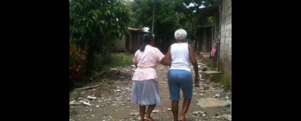 María no puede ver y le toca lidiar con el Cauca | Tipeadora Ana María Alzate | María Arias (a la izquierda) es ciega y recurre a los vecinos para enfrentar los embates del Cauca, un caso dramático entre los afectados del Bajo Cauca.