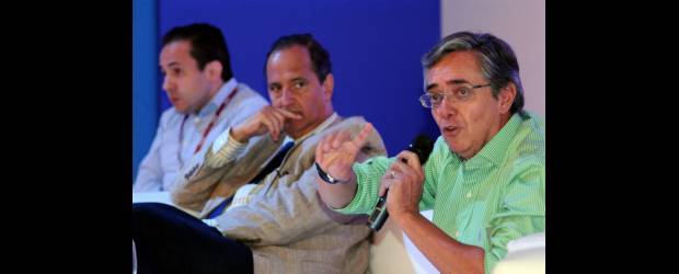 Listo seguro de cosechas para temporada invernal | Cortesia | El ministro de Agricultura, Juan Camilo Restrepo y el empresario Alfredo Gómez, de Swiss Re, escuchan al ministro de Transporte, Germán Cardona Gutiérrez, en la Convención Nacional de Seguros, sobre la preparación de esa cartera para enfrentar la temporada de invierno que, según el Ideam, se avecina.