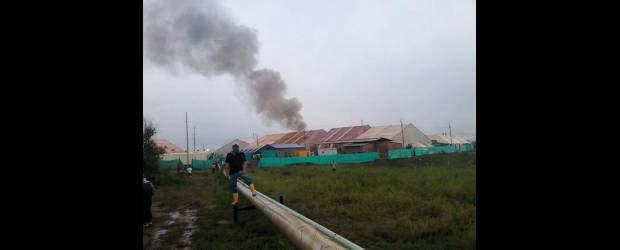 Pacific amenaza con cerrar Rubiales | Colprensa | Pacific Rubiales denunció que encapuchados le prendieron fuego a los alojamientos de los trabajadores en el campamento de Puerto Gaitán, Meta.