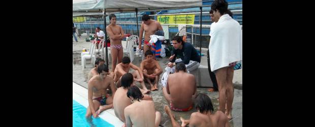 El polo tiene puente hasta con México | Cortesía Liga De Natación De Antioquia | El técnico mexicano Eder Rivera, cabeza del elenco de Alberca Olímpica, le da instrucciones a sus muchachos de la categoría sub18. Ayer, Valle del Cauca, de la categoría sub18, derrotó al invicto Antioquia, por marcador 6-4.