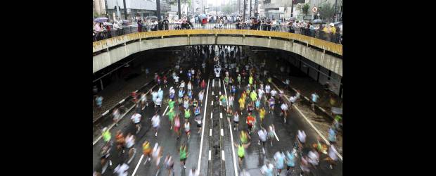 A Colombia, San Silvestre ya no trasnocha | Paulo Whitaker, Reuters-Sao Paulo, Brasil | Bajo una llovizna y temperaturas de 25 grados centígrados en Sao Paulo, el etíope Tariku Bekele ganó una carrera de San Silvestre con pocos colombianos.