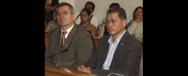 Medellín ya tiene Personero y Contralor " " | Hernán Vanegas | Juan Carlos Peláez Serna (a la izquierda) fue elegido como nuevo contralor de la ciudad; y Rodrigo Ardila Vargas será quien oriente la Personería. La votación se adelantó ayer en la sesión plenaria, en el Concejo de Medellín.