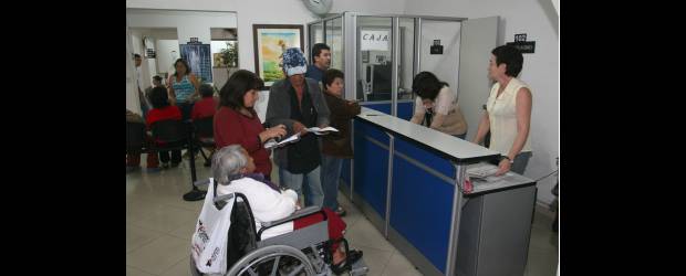 Reducir trámites, reto de entidades privadas | Archivo | El trámite de los certificados de supervivencia, exigidos en los bancos para que los jubiliados y sus beneficiarios puedan cobrar las pensiones fue eliminado a partir del 1 de julio. Para el superintendente de Notariado y Registro, Jorge Enrique