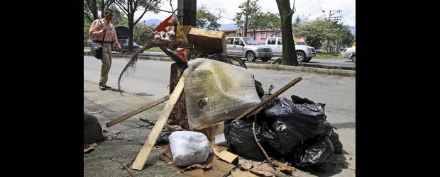 Basura de pocos le quita brillo a la Tacita de Plata | Juan Fernando Cano Muñoz | Junto a uno de los accesos al puente peatonal de la avenida Guayabal con calle 5, algunos dejan bolsas de basura, cajas de madera y hasta muebles.