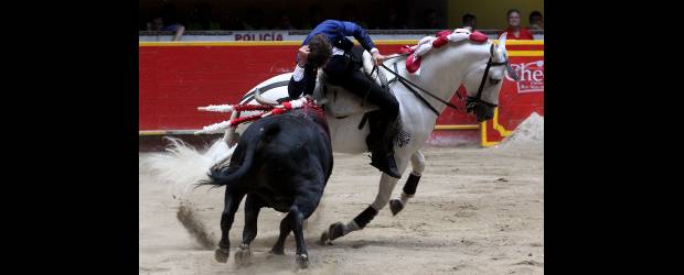 Lección dos: doma y toreo | Julio César Herrera | Fantástico estuvo el caballero español en su primer toro, al que le ejecutó varias suertes sorprendentes, como el desplante del teléfono.
