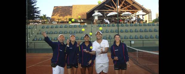 En tenis, las paisas están "blanqueadas" | Cortesía Juan Rafael Ramírez, Curitiba-brasil | Este es el equipo colombiano de Copa Federación: Juan Rafael Ramírez (preparador físico), Catalina Castaño, Yuliana Lizarazo, Pablo González (entrenador), Mariana Duque Marino. La única presencia paisa en Curitiba es precisamente la de Juan Rafael, quien hace parte de la Liga Antioqueña.