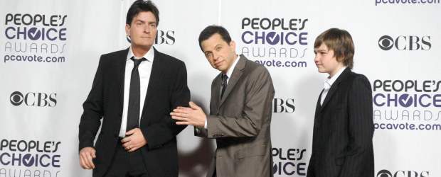 Charlie Sheen pasará tres meses en rehabilitación | Reuters | El actor, que cobra 1,78 millones de dólares por episodio, pasará 90 días en rehabilitación para tratar sus problemas de adicciones.