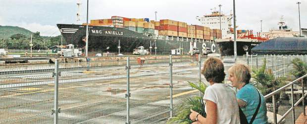 Un canal grande para el turismo | Fotos Pablo Andrés Montoya Gómez | Entre 13 mil y 14 mil barcos utilizan cada año el Canal. Las actividades de transporte comercial representan alrededor del 5% del comercio mundial. El principal cliente es Estados Unidos, seguido, en su orden, por Japón, China, Chile, Corea del Sur, Perú, Canadá, Ecuador, Taiwán y Colombia. Se ha ido quedando pequeño para los barcos de gran calado, pero sigue atrayendo turistas por montones.