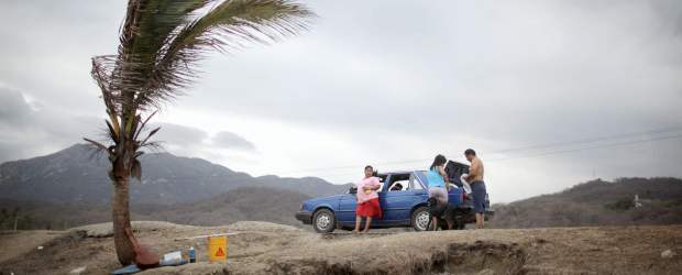 Dos estados mexicanos en alerta roja por la cercanía del huracán Beatriz | AP | Muchas personas empiezan a alejarse de las costas.