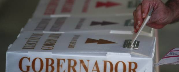 Mexicanos eligen gobernadores en 12 estados en medio de la tensión | AP | Los mexicanos escogen también a cerca de 1.900 alcaldes y diputados estatales.