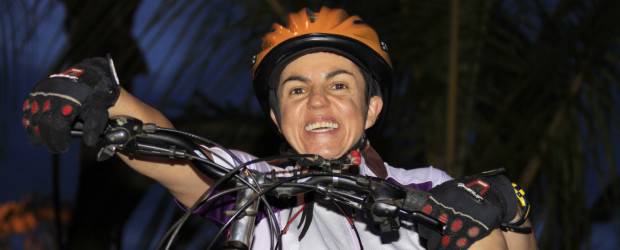 Vicky Tru, con la cicla, es otra supersónica | David Sánchez | Vicky Tru no come cuento del miedo a la hora de salir a pedalear por las carreteras de Antioquia. En Semana Santa, por ejemplo, hizo el recorrido de 92 kilómetros entre San Carlos y Puerto Nare. En realidad nunca le ha pasado nada. De todos sus paseos escribe crónicas y anota datos en su "blackberry", como llama ella a su libreta de apuntes y su lápiz.
