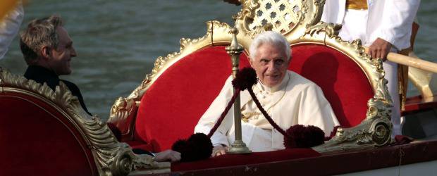 El papa Benedicto XVI cruzó en góndola el Gran Canal de Venecia | AP | En su viaje el papa Benedicto XVI fue llevado por cuatro expertos gondoleros.