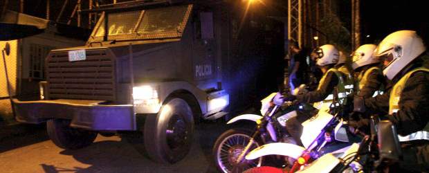 "El Cebollero" durmió en su casa, pero volvería a la cárcel | El Colombiano | Además de la tanqueta de la Policía, otros vehículos oficiales y particulares estuvieron en el traslado de "el Cebollero" a su casa.