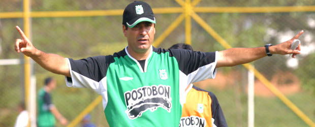 Estilo de Nacional debe identificarse con su historia: Sachi | Archivo | Santiago Escobar fue asistente de Juan José Peláez en 2003-2004, luego fue nombrado técnico y con el aporte de Víctor Aristizábal y Edixon Perea alcanzó el título del club en 2005. Su ayudante sería otra vez Juan Jairo Galeano.