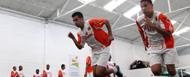 Envigado resolverá su continuidad en casa | Hernán Vanegas | El veterano Andrés Orozco (izq.) entrena al lado del juvenil Juan Fernando Quintero, figura en el juego de ida al anotar el tanto de la victoria del cuadro naranja.