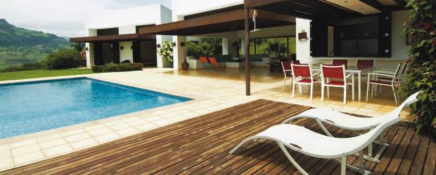 Templos para el descanso | Un detalle común, y muy práctico, en las casas de descanso en clima cálido son los muebles, sofás y camas, fabricados en mampostería.