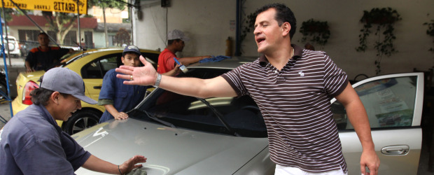 La vida también rueda después del fútbol | Hernán Vanegas | En Servi Lavado, ubicado en el barrio La Paz de Envigado, el ex delantero Jorge Agudelo atiende personalmente a sus amigos y clientes con el fin de brindarles un buen servicio. Allí le embecellen su carro, pero también se habla de fútbol.