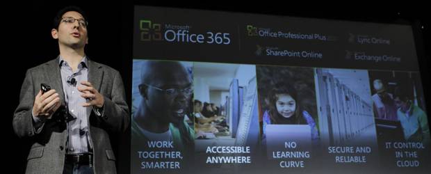 El nuevo servicio, llamado Office 365, está disponible como versión de prueba desde este martes y se venderá por suscripción a nivel mundial desde el año próximo. | La presentación la hizo Chris Capossela, vicepresidente senior para el grupo de trabajadores de MIcrosoft.
