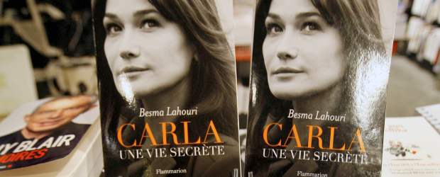 Carla Bruni, al desnudo en biografías | AP | El libro Carla y los ambiciosos asegura que la primera dama de E.U. Michelle Obama le dijo a Carla Bruni que su vida en la residencia presidencial era como un "infierno". Ayer mismo, la Casa Blanca negó que Michelle lo haya dicho.