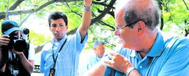 Piedrahíta no sabía que tanta gente lo quería | Colrpensa, Cali | El rector de la Icesi, Francisco Piedrahíta, bromeó a su retorno a Cali y mostró las huellas que dejaron los cinco días perdido en un parque natural.